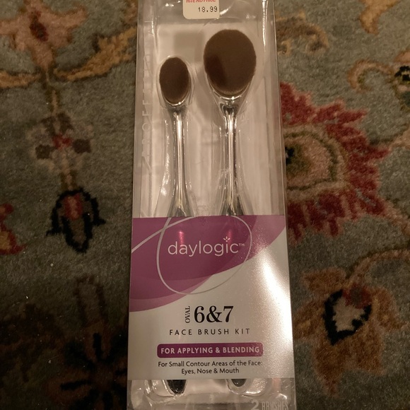 New! Face brush kit By Daylogic - Picture 2 of 3